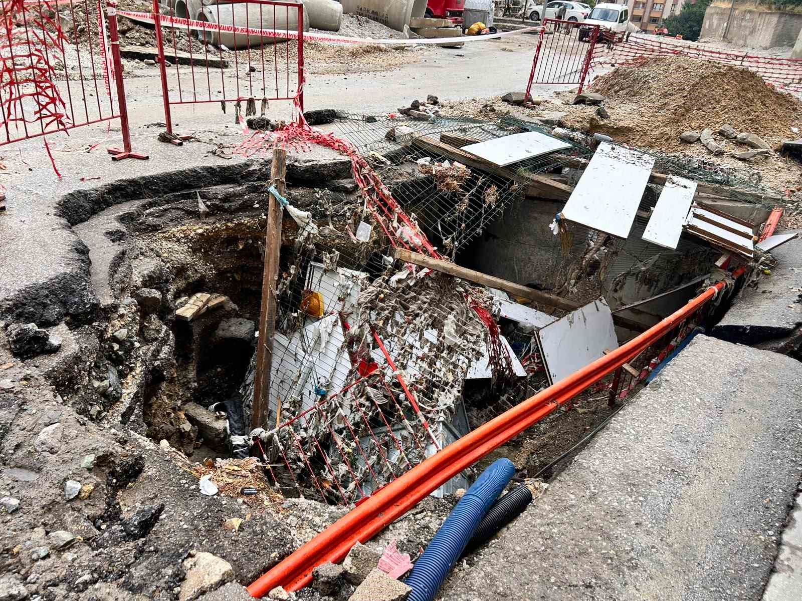 ankara-da-sel-sonrasi-yol-yarildi-hasarin-boyutu-gun-agarinca-ortaya-cikti