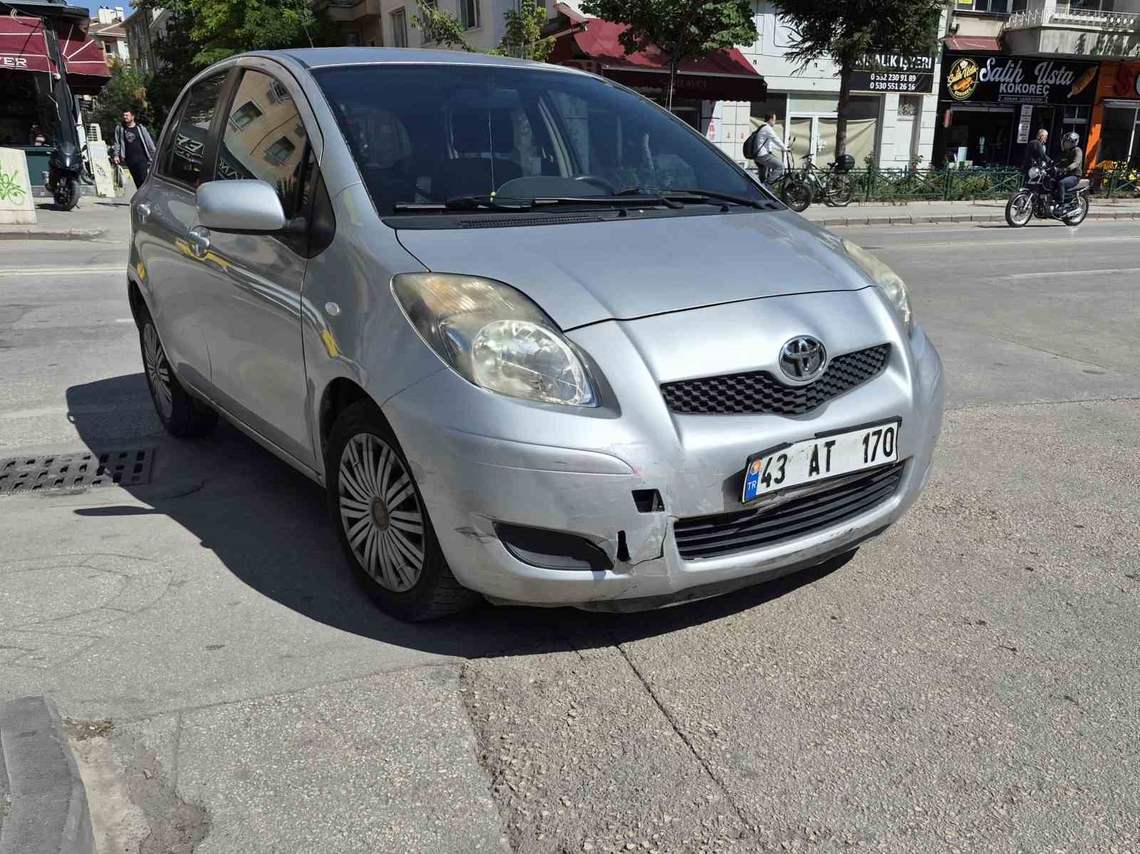 eskisehir-de-otomobille-carpisan-motosiklet-surucusu-yaralandi