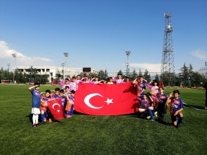 Yeşil Sahada, Miniklerden Türk Bayraklı Asker Selamı