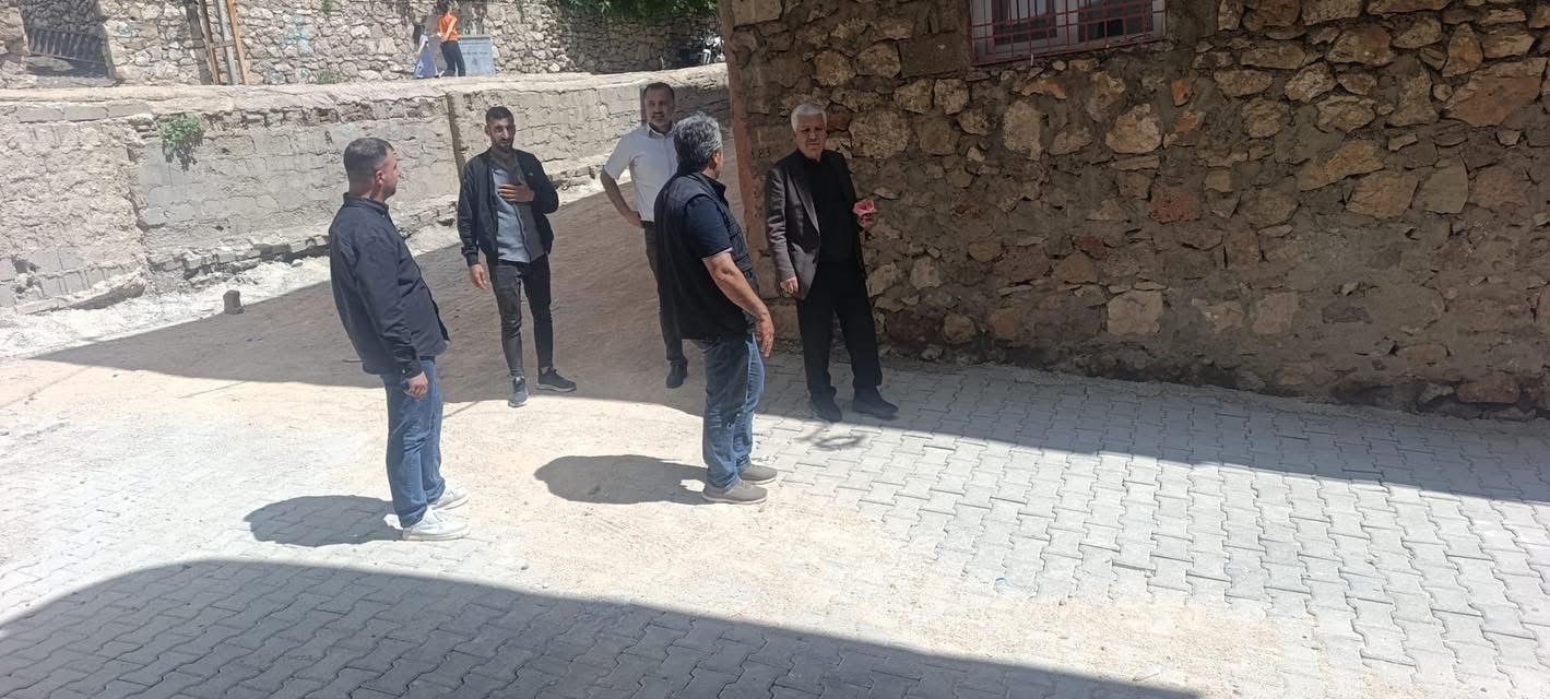 cermik-te-yagislar-nedeni-ile-bozulan-yollar-onariliyor