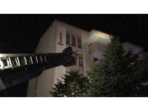 Isparta’da Evinde Düşerek Mahsur Kalan 83 Yaşındaki Kadını Polis Ve İtfaiye Ekipleri Kurtardı