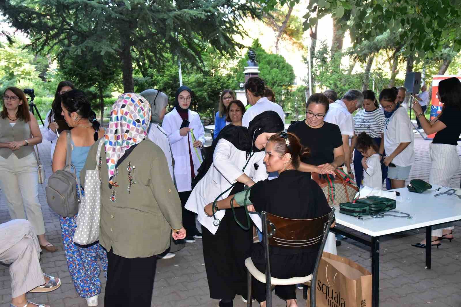 hayata-dokunanlar-toplulugundan-saglik-taramasi-ve-ilk-yardim-egitimi