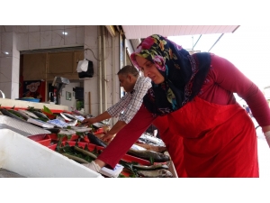 Sırt Sırta Verip Balıkçı Tezgahında Çocukları İçin Ter Döküyorlar