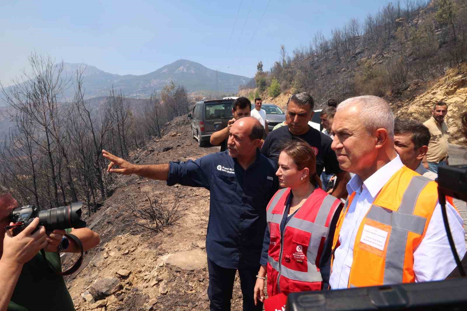 antalya-buyuksehir-belediyesi-baskan-vekili-ozdemir-ekipler-yanginin-etrafini-yuzde-80-oraninda-cevirdi