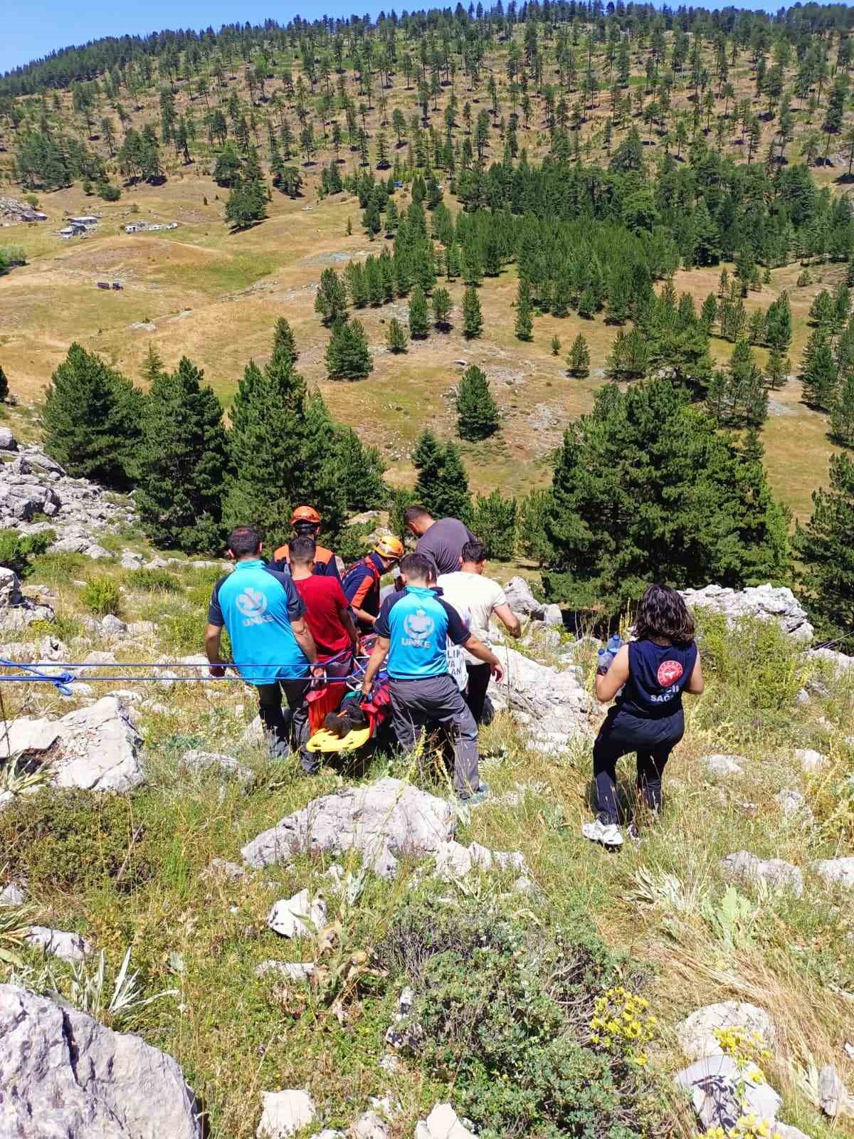 kayaliklardan-dusen-sahis-ambulans-helikopterle-hastaneye-sevk-edildi