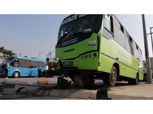Hafif Ticari Araç Halk Otobüsüne Çarptı: 3 Yaralı