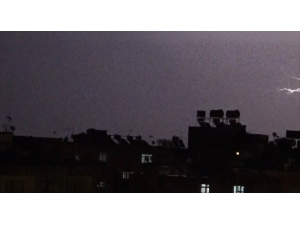 Şimşekler Geceyi Gündüze Çevirdi