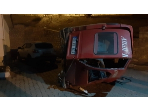 Tokat’ta Minibüs Şarampole Devrildi: 2 Yaralı