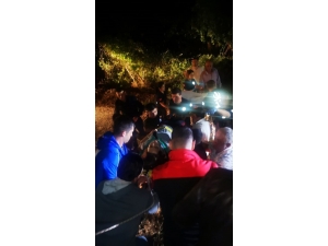 Kazada Otomobilde Sıkışan Eşinin Elini Bırakmadı