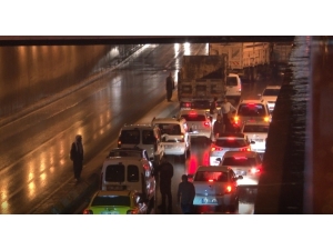 Yarım Saatlik Yağmur Trafiği Felç Etti