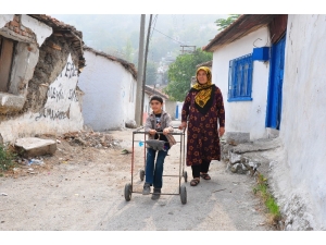 Felçli Çocuk İnşaat Demirleriyle Hayata Tutundu