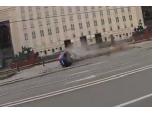 Aşırı Hız Yapan Araç Rusya Savunma Bakanlığı Önündeki Bariyerlere Daldı