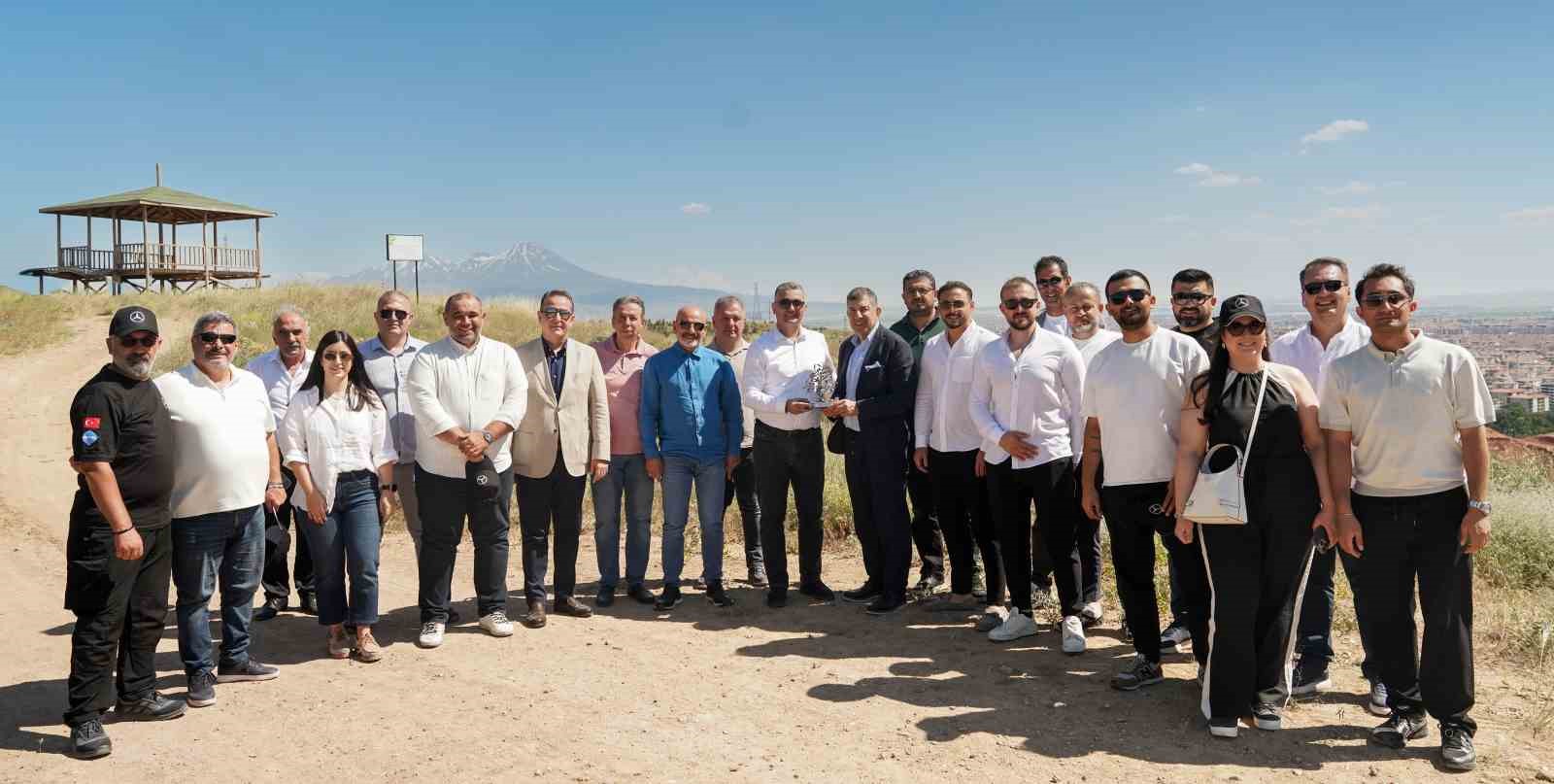 kamil-koc-ve-mercedes-benz-turk-ten-100-uncu-yila-ozel-hatira-ormani