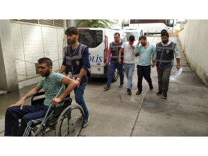 Çaldıkları Aracı Parçalamak Üzereyken Yakalandılar