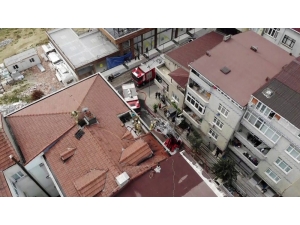 Sultangazi’de Dubleks Dairenin Çatısı Alev Alev Yandı