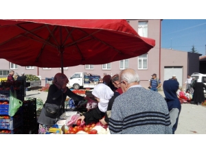 Pazaryeri’nde Kurulan Köylü Pazarına İlgi Büyük