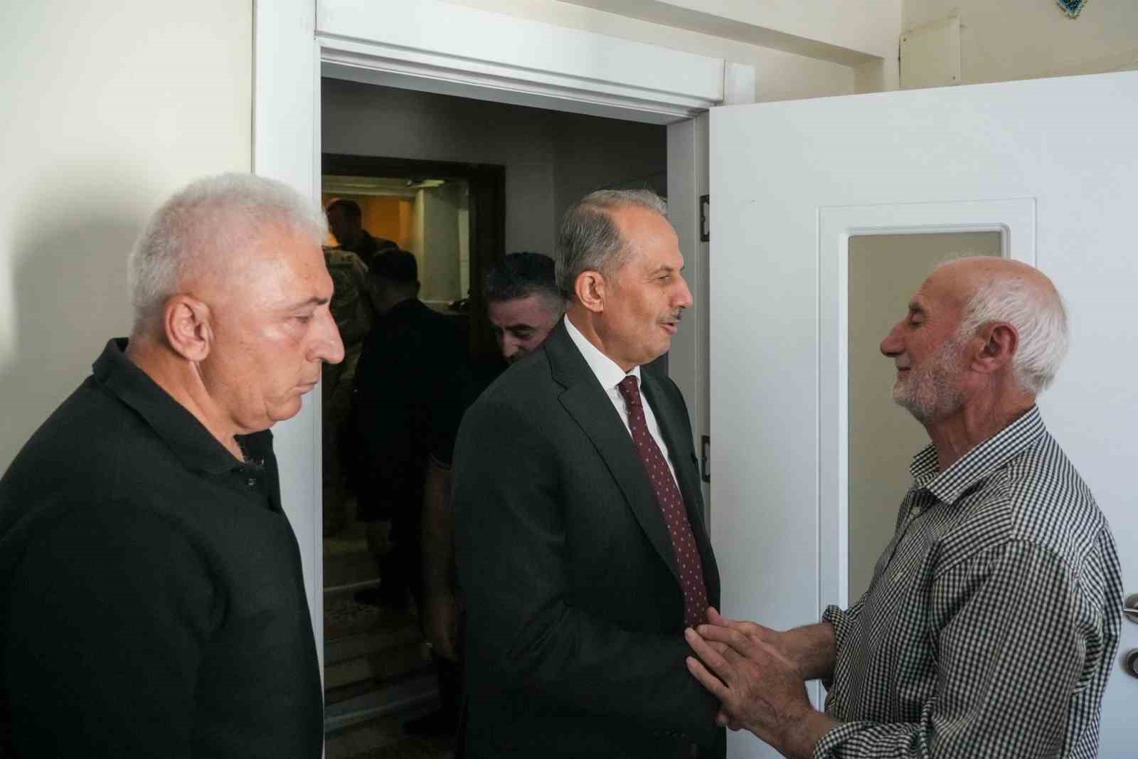 vali-tasyapan-dan-yuksel-isik-in-kayinpederine-taziye-ziyareti