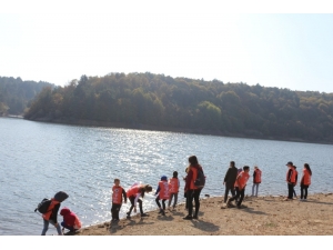 Gönüllü Minik Çevreciler Küçükelmalı Mesire Alanını Baştan Aşağı Temizledi