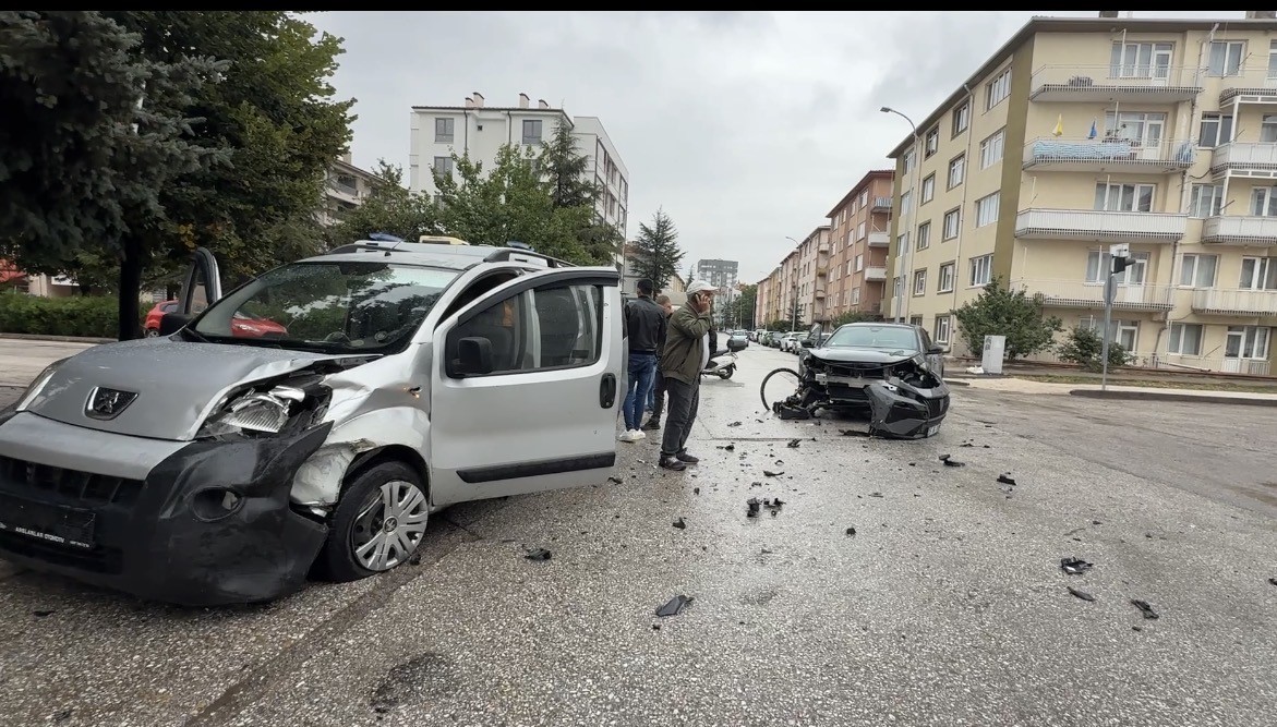 bir-kisinin-yaralandigi-trafik-kazasi-sonrasi-yasanan-gerginlik-guclukle-yatistirildi