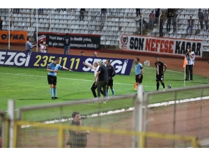 Engin İpekoğlu, İlk Maçında Kırmızı Kart Gördü