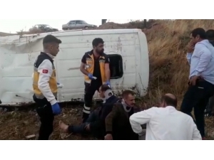 Minibüs, Şarampole Devrildi: 2 Yaralı