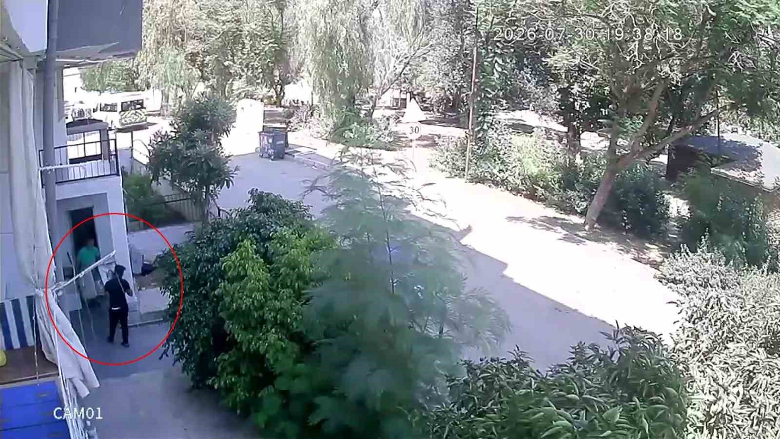 rahat-tavirlariyla-once-evi-kontrol-etti-sonra-endustriyel-buzdolabini-caldi
