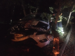 Önce Yayaya, Sonra Ağaca Çarparak Durabildi: 3 Yaralı