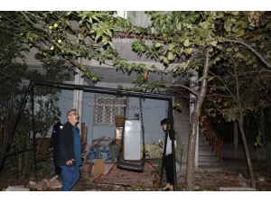 Halı Silkeleyen Karı Koca Balkondan Düştü