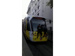 Tramvaya Asılan Çocukların Tehlikeli Yolculuğu Yürekleri Ağza Getirdi