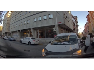 Bağcılar’da İki Araç Kafa Kafaya Çarpışınca Sürücülerden Biri Aracını Tekmeledi