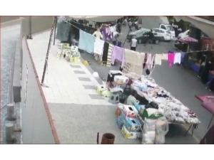 Fren Yerine Gaza Basan Sürücü Otomobiliyle Pazara Böyle Daldı