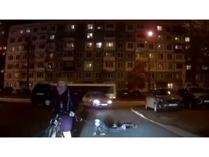 Rusya’da Çocuğunu Bisikletine Bağlayan Anne Tepki Çekti
