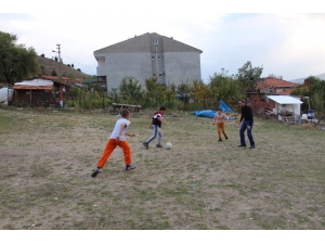 Mahallede Kendileriyle Futbol Oynayan Kaymakam Çiçek’i Ziyaret Ettiler