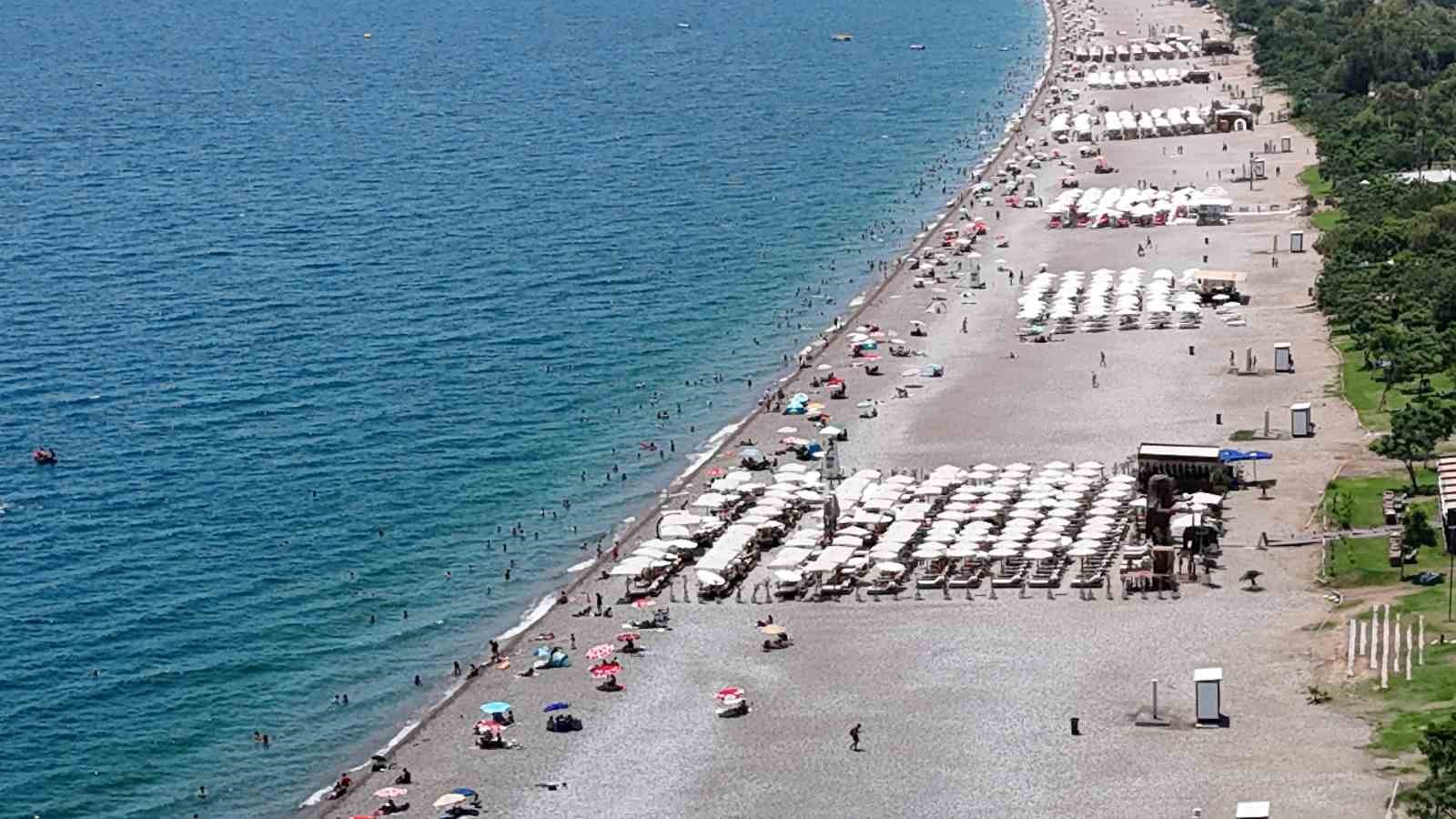 antalya-da-termometreler-38-dereceyi-gosterdi-sahiller-doldu