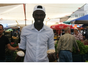 Denizli’de, Gine-bissaulu Pazarcı Gencin Hikayesi