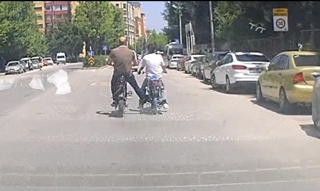 bisiklet-ile-motosikleti-ayagi-ile-iterek-ilerletti