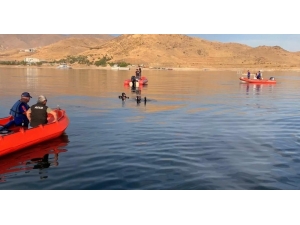 Tsk’nın Özel Ekibi, "Rov" Cihazı İle Muhtarın Cesedine Ulaştı