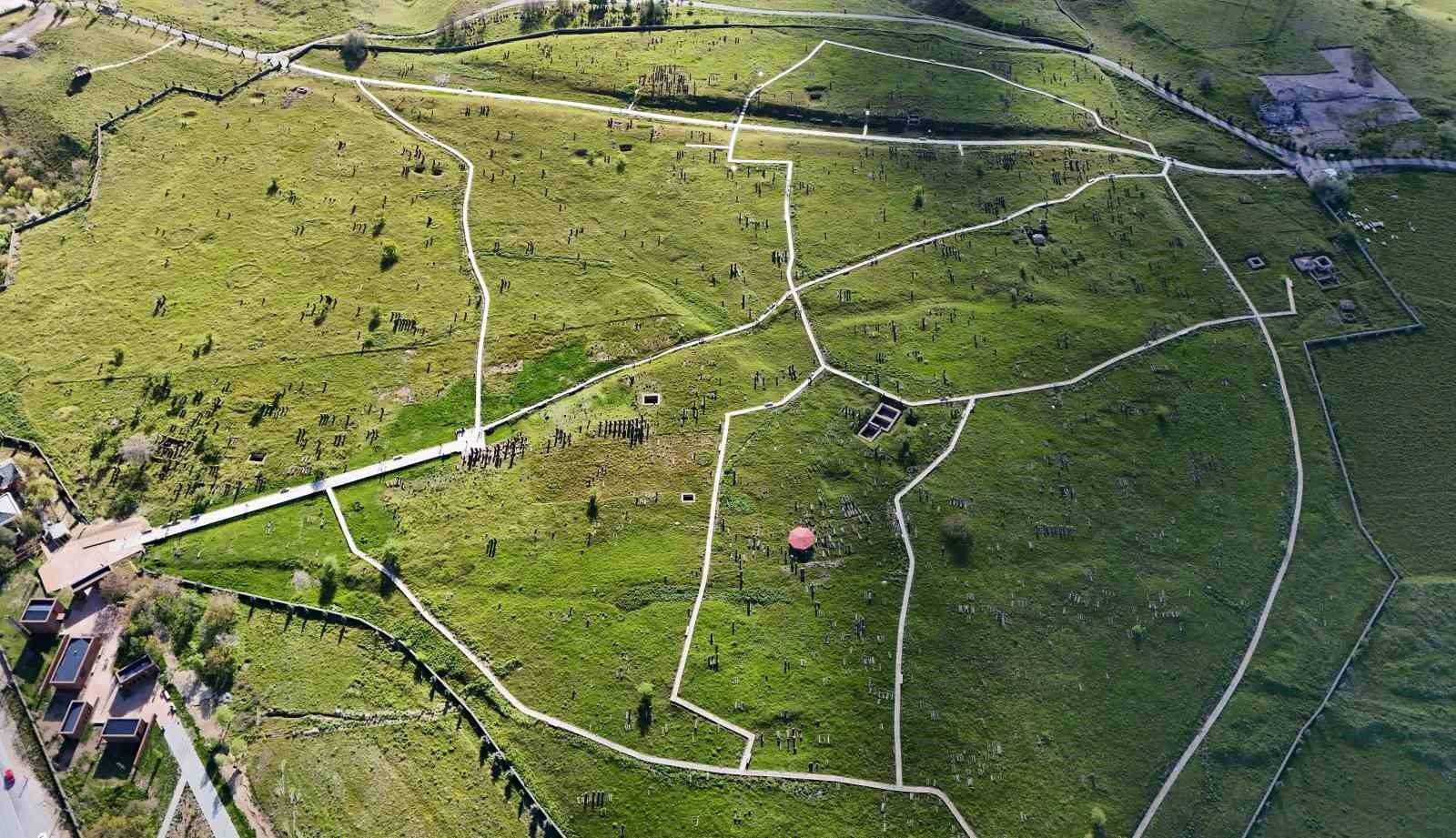 unesco-listesinde-yer-alan-tarihi-mezarlik-havadan-goruntulendi