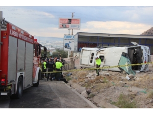 Direksiyon Hakimiyeti Kaybolan İşçi Servisi Takla Attı: 23 Yaralı