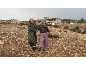Derede Mahsur Kalan Yaşlı Kadını Ekipler Kurtardı