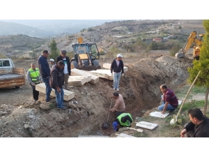 Köy Mezarlığındaki Kabirler Dualarla Taşınıyor