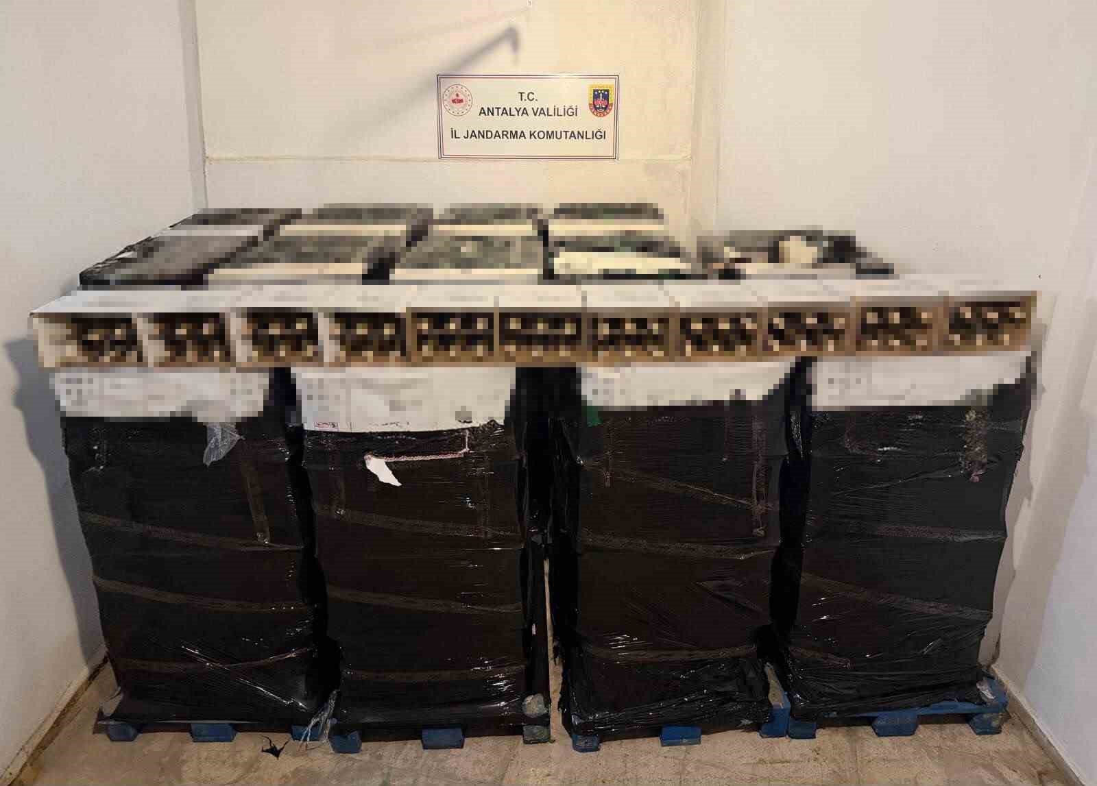 otele-ait-depoda-13-bin-litre-kacak-ve-sahte-sampanya-ele-gecirildi