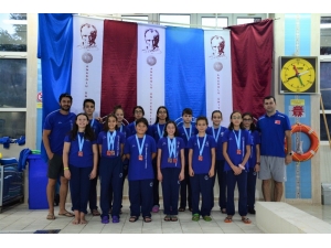 Küçük Yüzücüler 17 Madalya İle Eve Döndü