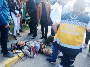 Motosikletli Genç Yaralandı, Olay Yerinden Geçen Doktor Müdahale Etti