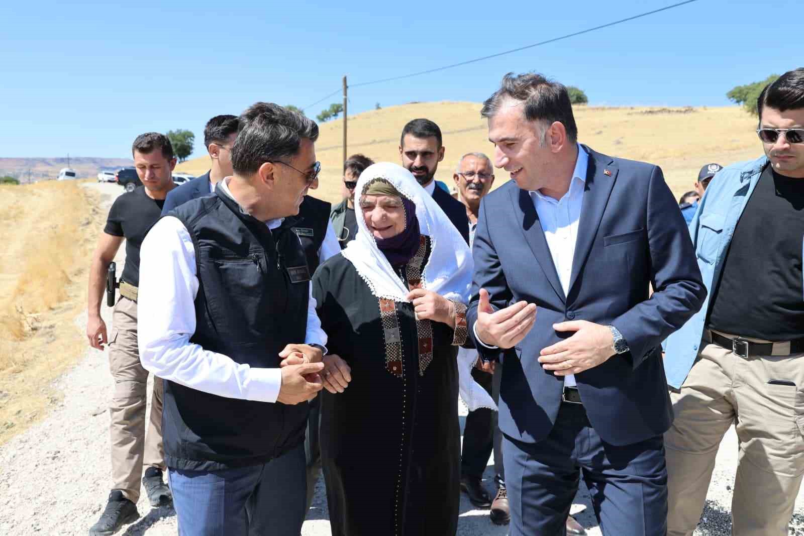 tunceli-de-sicak-asfalt-sevinci-koy-yollari-modern-standartlara-kavusuyor