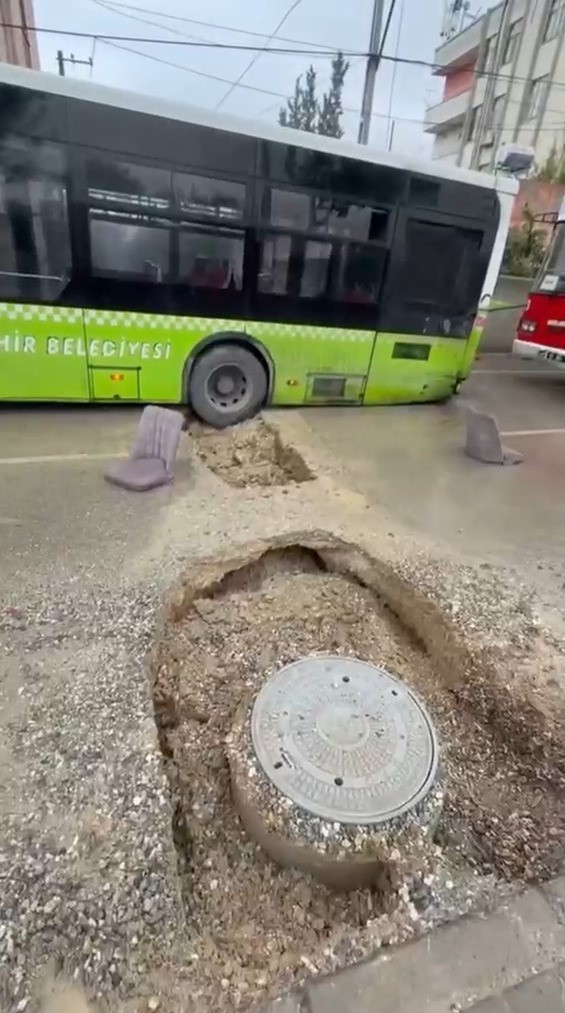 adana-da-belediye-otobusu-yagis-sonrasi-olusan-cukura-dustu