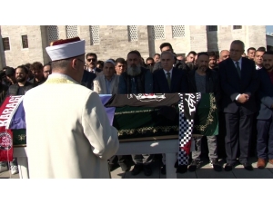 Fatih’te Yabancı Uyruklu Grubun Bıçaklı Saldırısında Öldürülen İsmail Mert Bayer, Son Yolculuğuna Uğurlandı