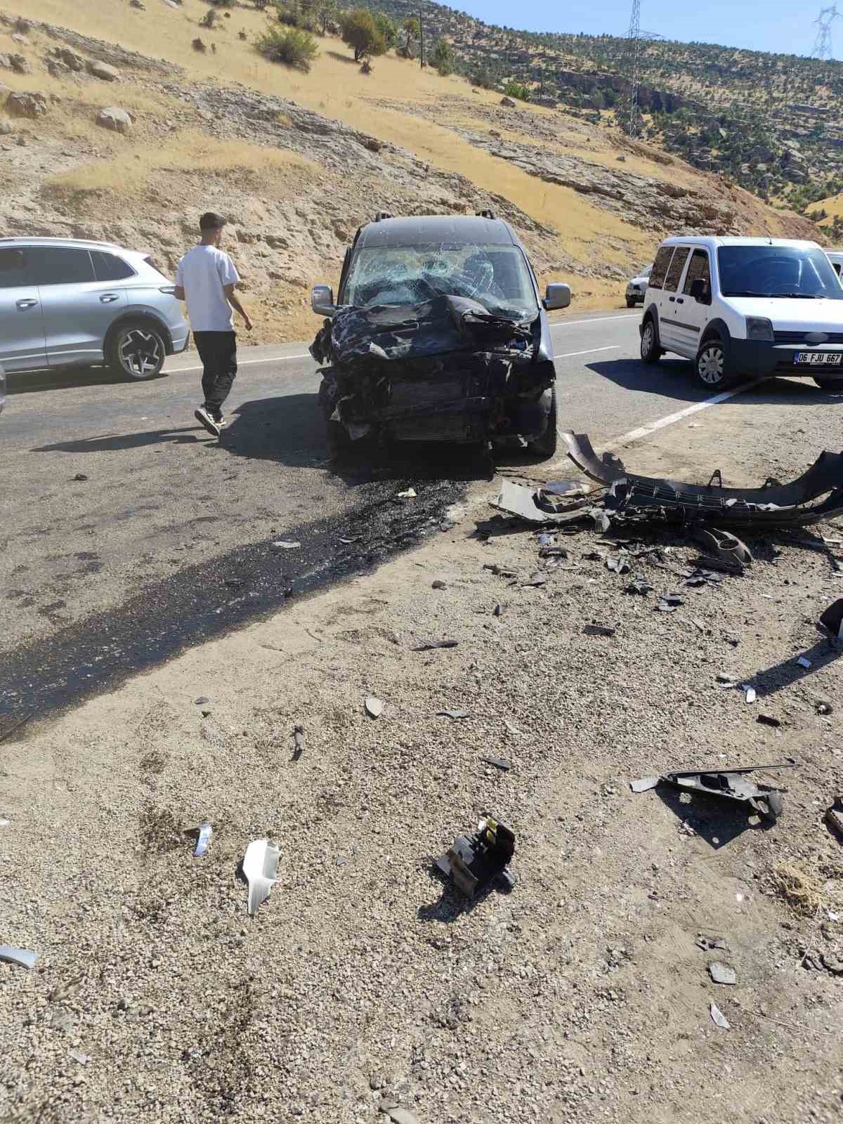 siirt-te-hafif-ticari-arac-ile-kamyonet-carpisti-4-yarali