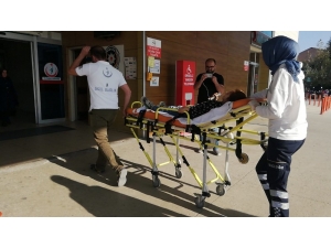 Kazada Yaralandı, Elindeki Çikolatayı Bırakmadı