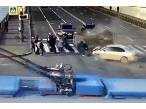 Rusya’da Kaza Yapan Araçlar Yayaları Ezip Geçti